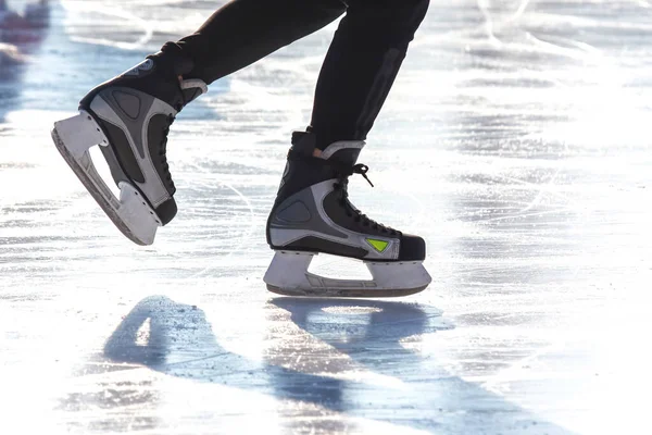 Benen Van Een Schaatser Een Ijsbaan Hobby Vrije Tijd Wintersport — Stockfoto