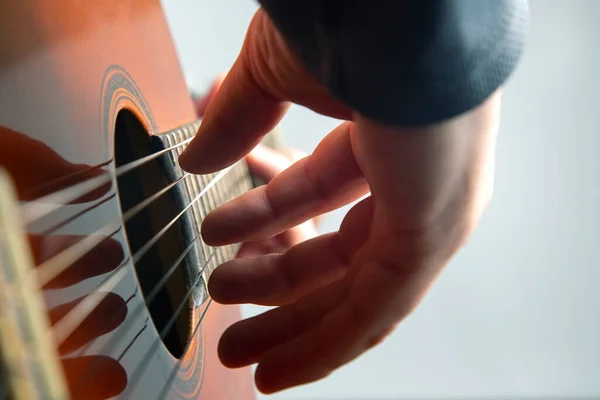 Die Rechte Hand Auf Der Klassischen Gitarre Spielen — Stockfoto