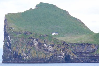Vestmannaeyjar Takımadası 'nın adasında yalnız bir ev. İzlanda