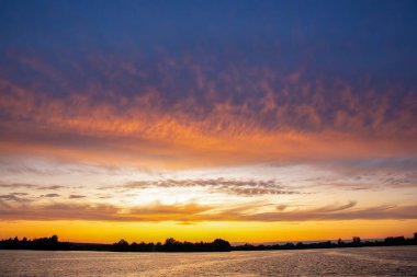Gökyüzündeki ve güneşdeki bulutların anlamlı kontrastı. Bulutların doğası ve güzelliği