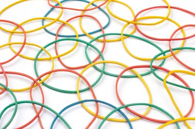 Beyaz arka plandaki banknotlar için renkli elastik lastik. ofis ve iş ögeleri