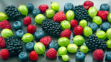 Bir sürü taze çilek. Sağlıklı meyve vitamini. sağlıklı sebze kahvaltısı