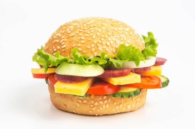 Sebzeli hamburger ve beyaz arka planda sosis. Fast food ve kahvaltı. Kalori ve diyet