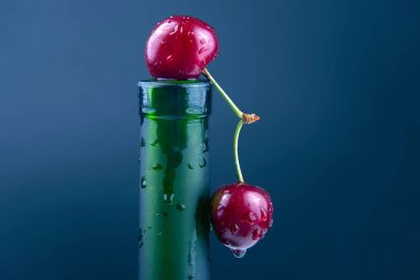 Yeşil şişede su damlacıkları olan taze kiraz meyvesi. Kahvaltıda sağlıklı yemek. Bitkilerin meyveleri. meyve tatlısı