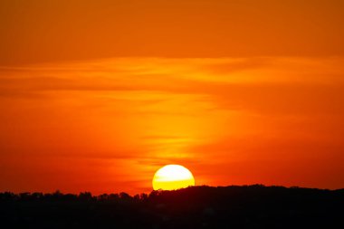 Akşam gökyüzünde renkli bir günbatımı. Bulutların doğası ve güzelliği
