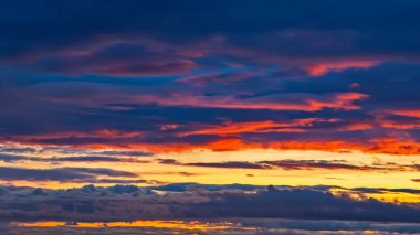 İzlanda 'nın yemyeşil bulutlarında gerçekçi olmayan gün batımı