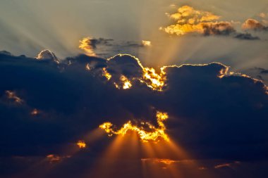 Gökyüzündeki ve güneşdeki bulutların anlamlı kontrastı. Bulutların doğası ve güzelliği