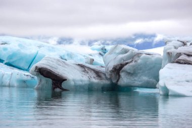 İzlanda 'daki buz gölünün kıyısında mavi buz.