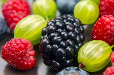 Bir sürü taze çilek. Sağlıklı meyve vitamini. sağlıklı sebze kahvaltısı