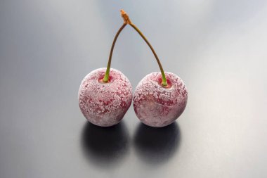 Donmuş kiraz çileği. Meyve ve vitamin. Kahvaltıda sağlıklı yemek. Bitkilerin meyveleri. meyve tatlısı