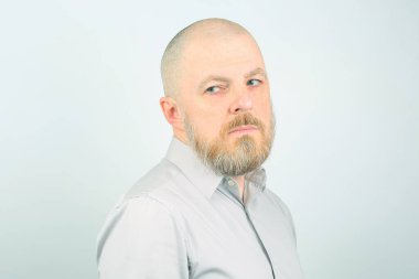 Kel ve sakallı mutlu bir adamın portresi.