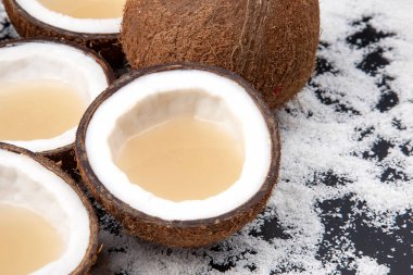 Hindistan cevizi arkaplanında gerçek hindistan cevizi sütüyle taze hindistan cevizi kes. Vitamin meyveleri. sağlıklı yiyecekler