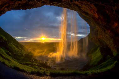 Gün batımına karşı görkemli Seljalandsfoss Şelalesi. Icelan