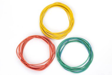 Beyaz arka plandaki banknotlar için renkli elastik lastik. ofis ve iş ögeleri