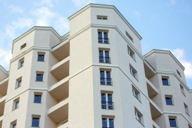 Çok katlı yeni bir konut binasının cephesi. mimari ve modern yapı