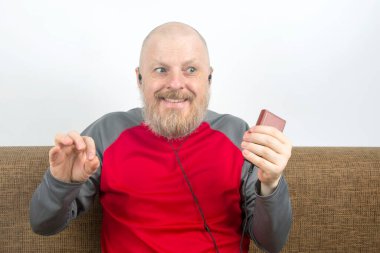 Sakallı adam evde küçük kulaklıklarla en sevdiği müziği dinliyor. işitsel ve müzik aşığı. müzik ve hi-fi ses