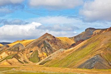 Landmannalaugar 'ın volkanik manzarasının renkli dağları. İzlanda