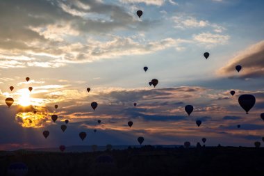 Kapadokya 'da sabah gökyüzünde uçan bir sürü insan balonu var.
