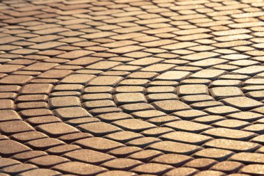 Güneş ışığı ve arka ışıklandırma koşullarında taştan yapılmış kaldırım