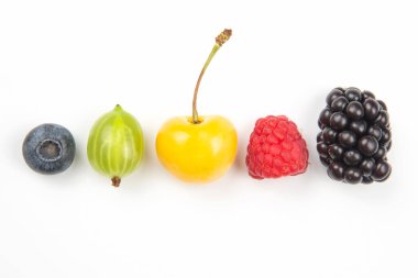 Beyaz arka planda yabanmersini, ahududu, kiraz, bektaşi üzümü ve böğürtlen. Sağlıklı meyve vitamini. sağlıklı sebze kahvaltısı