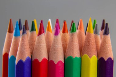 Gri arkaplandaki renkli kalemler. çizim aletleri. yaratıcılıktaki palet