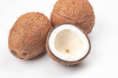Beyaz arka planda taze hindistan cevizi kes. Vitamin meyveleri. sağlıklı yiyecekler