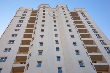 Çok katlı yeni bir konut binasının cephesi. mimari ve modern yapı