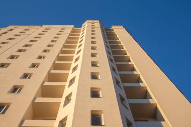Çok katlı yeni bir konut binasının cephesi. mimari ve modern yapı