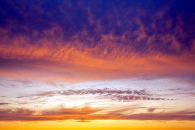 Gökyüzündeki ve güneşdeki bulutların anlamlı kontrastı. Bulutların doğası ve güzelliği
