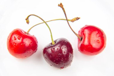 Beyaz arka planda sulu kiraz çileği. Meyve ve vitamin. Kahvaltıda sağlıklı yemek. Bitkilerin meyveleri. meyve tatlısı