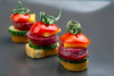 Sebze, peynir ve sosisten yapılmış hafif sandviçler. Fast food ve kahvaltı