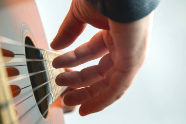 Klasik gitarda sağ eli çal