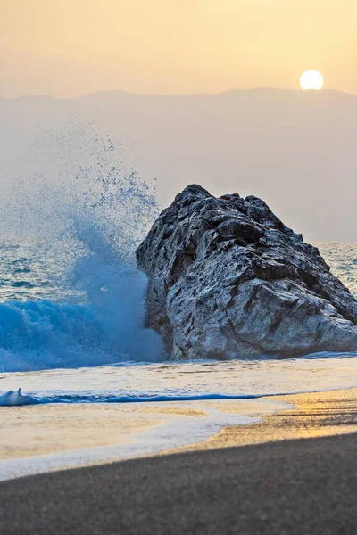 Sea Wave Beating Force Rock Sunset — Stock Photo, Image