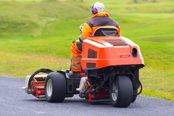 Uomo Cavalca Una Macchina Speciale Pulire Erba Del Campo Golf — Foto Stock