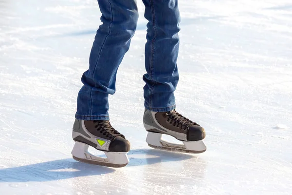 Pernas Homem Patinação Uma Pista Gelo Hobbies Lazer Esportes Inverno — Fotografia de Stock