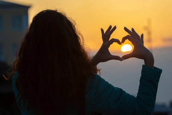 Fille Montre Ses Mains Signe Cœur Contre Soleil Couchant — Photo