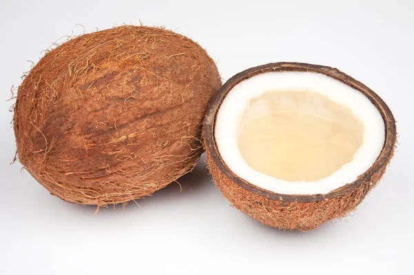 Kokosové Půlky Kokosem Mlékem Dužninou Bílém Pozadí — Stock fotografie