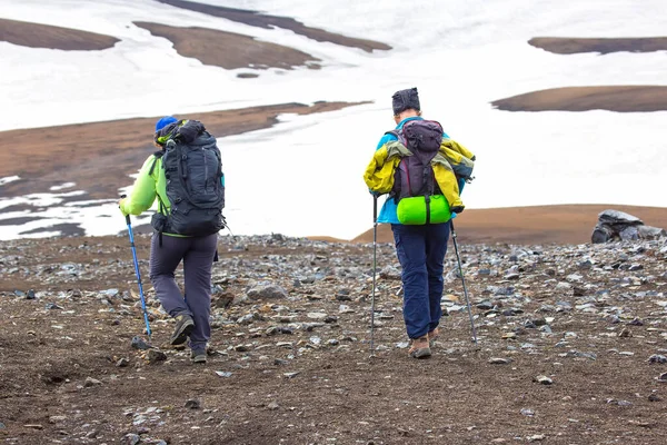 Два Туристи Йдуть Стежці Ісландських Гір Ландманналауга — стокове фото