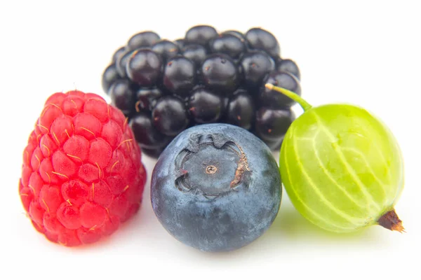 ブルーベリー ラズベリー ブラックベリー グーズベリー ビタミンの健康的な食品果物 健康的な野菜の朝食 — ストック写真