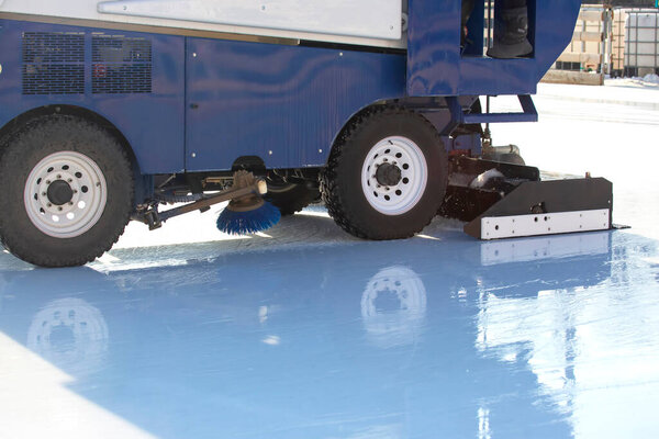 специальная машина для очистки льда на катке на работе. Транспортная отрасльr