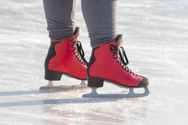Pés Patins Vermelhos Uma Pista Gelo Hobbies Lazer Esportes Inverno — Fotografia de Stock