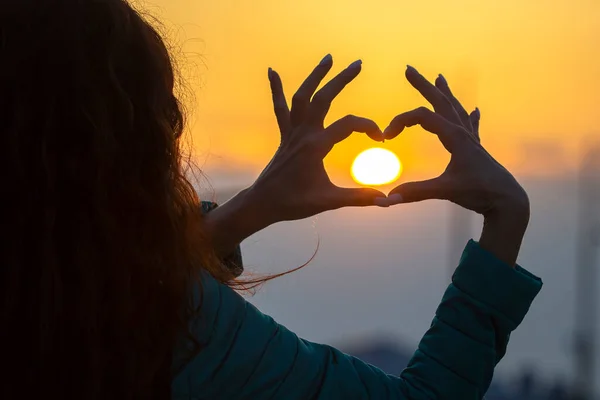 Fille Montre Ses Mains Signe Cœur Contre Soleil Couchant — Photo