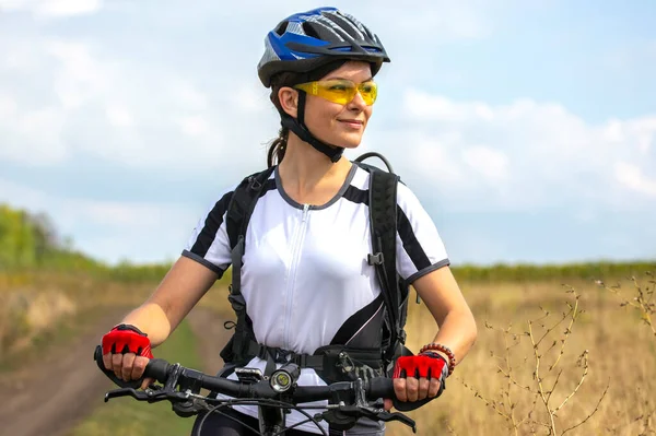 Schöne Und Glückliche Radfahrerin Mit Einem Fahrrad Der Natur Gesunder — Stockfoto