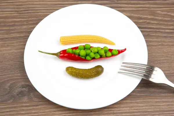 Salat Aus Eingelegtem Und Eingelegtem Mais Erbsen Gurken Und Rotem — Stockfoto