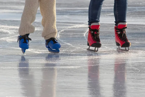 Pés Pessoas Diferentes Patinando Pista Gelo Hobbies Lazer Esportes Inverno — Fotografia de Stock