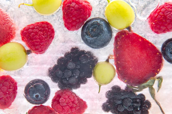 Diferentes Bayas Jugosas Congeladas Hielo Vitamina Útil Alimentos Saludables Fruta — Foto de Stock