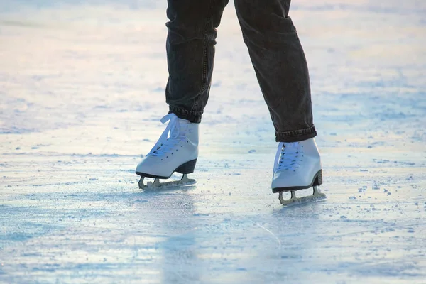 Pés Nos Patins Uma Pessoa Rolando Pista Gelo — Fotografia de Stock