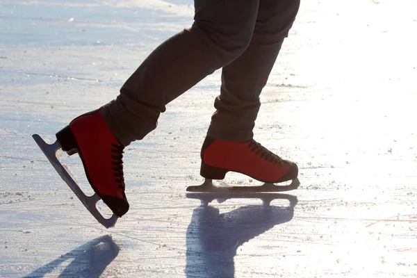 Ноги Красных Коньках Катке Хобби Досуг Зимний Спорт — стоковое фото