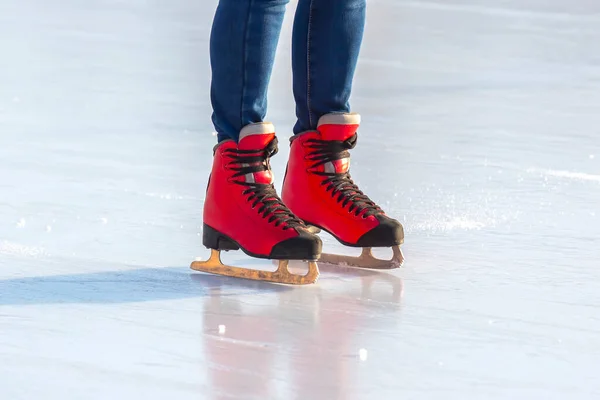 Pies Patines Rojos Una Pista Hielo Pasatiempos Ocio Deportes Invierno — Foto de Stock