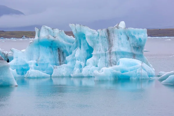 アイスランドの氷河ラグーンの岸にある青い氷 — ストック写真